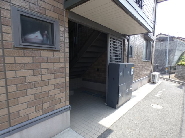 清水崎ハウス A棟のエントランス