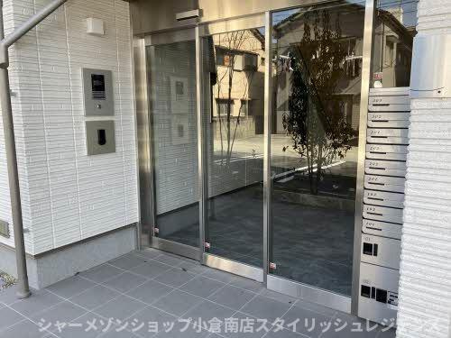 ガーデンＲＥＩ足立山麓のエントランス