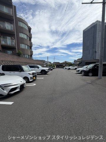 ガーデンＲＥＩ足立山麓の駐車場