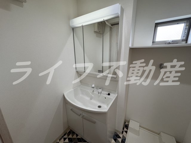 クリエオーレ玉串元町の独立洗面台|独立洗面台、小物を置くことができて便利です