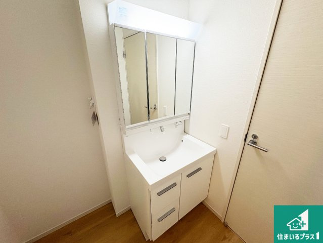 箕面市新稲　第1期　新築一戸建ての独立洗面台|清潔感のある洗面台です。フラットな鏡は掃除がしやすく毎日清潔！鏡裏には収納があるのでスッキリとした洗面台が保てます。