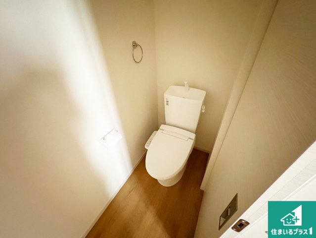 箕面市新稲　第1期　新築一戸建てのトイレ|1・2階の2ヶ所にあるので、朝の忙しい時間の順番待ちもなく、深夜の利用にも大変便利です。