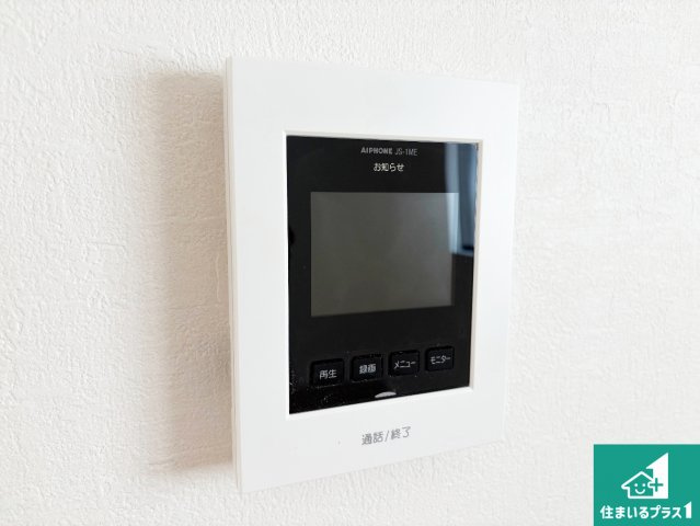 箕面市新稲　第1期　新築一戸建ての防犯設備|カラーモニターインターホン！声だけでなく来訪者の姿や顔がモニターで確認できるので、小さなお子様がいらっしゃるご家庭でも安心できます！