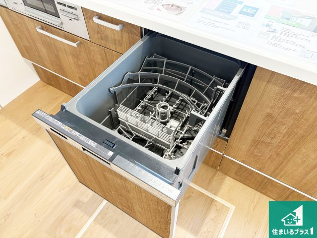箕面市新稲　第1期　新築一戸建ての設備|食事後の一仕事、食器洗いをボタン一つでお任せできちゃいます！場所を取らないビルトイン式なので、お料理スペースもしっかり確保！