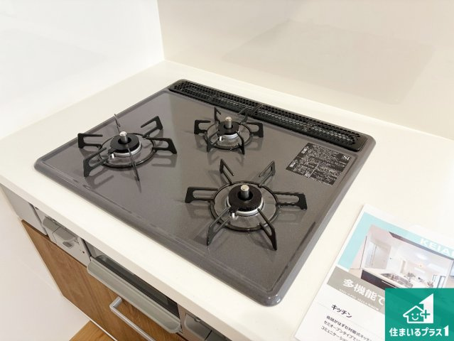 箕面市新稲　第1期　新築一戸建ての設備|ダブル高火力Ｓｉセンサー付きコンロ！３口あるので、まとめて料理をする時も大活躍！