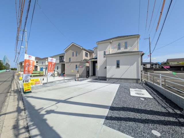 ひたちなか市足崎1474番　新築戸建て　D号棟の前面道路含む現地写真|現地完成済で建物や駐車場、お庭も全てご覧いただけます。。
本日のご見学も可能です♪
お気軽にお電話またはお問い合わせください。