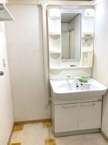 コボリマンション夙川老松台B棟の独立洗面台|ゆとりの洗面スペースで朝の身支度もスムーズに