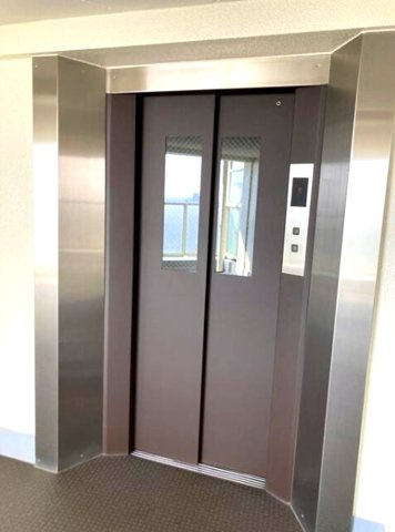 コボリマンション夙川老松台B棟のその他共用部分|エレベーターもあるので、お買い物の帰り、大きい荷物の搬入、ゴミ捨てなども楽に生活ができます。
