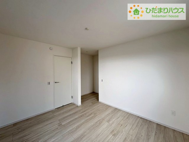 常陸太田市磯部町1期　新築戸建の寝室|バルコニーに面していて、たっぷり光りの入る明るい主寝室です！