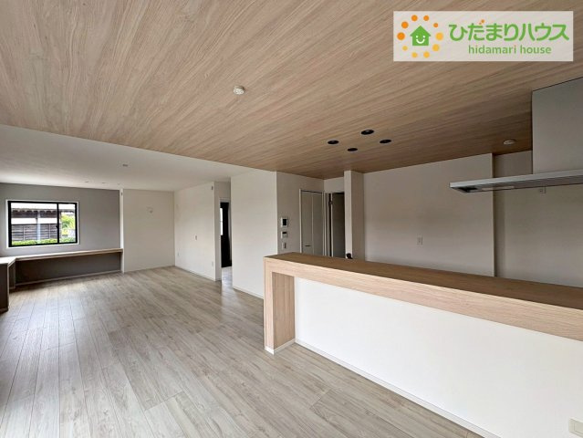 常陸太田市磯部町1期　新築戸建の居間・リビング|リビング大きな窓からは、暖かな日の光が降り注ぎます・・・