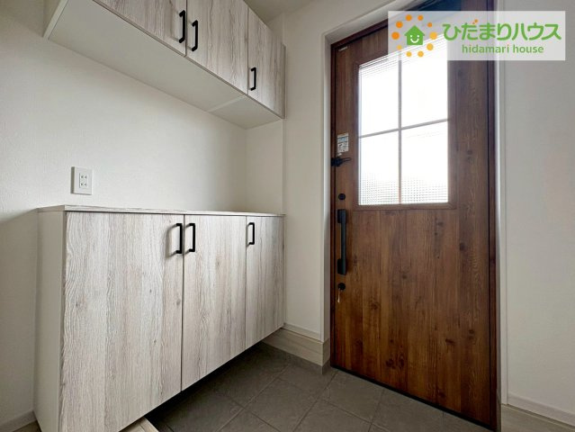 常陸太田市磯部町1期　新築戸建の玄関|"玄関は常にすっきり片付いているのが理想！
これだけの大容量シューズボックスがあれば、捨てたくないものを捨てたりする必要もありません♪"