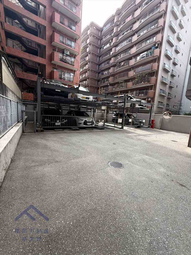 コモダス天神2の駐車場
