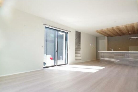 峰岡町2丁目戸建の居間・リビング