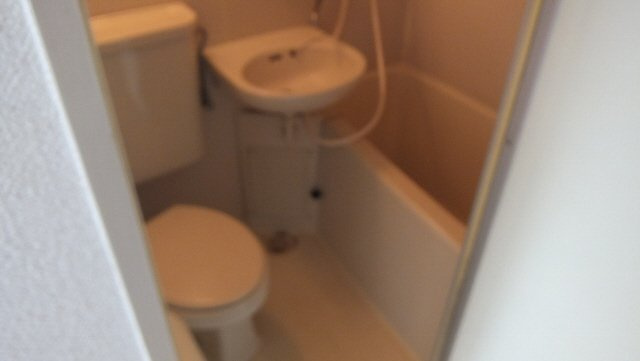 リトルロックの浴室|きれいな３点ユニットバスです。