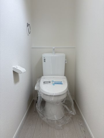 Adobeー小倉南区中吉田3丁目４期　のトイレ|温水洗浄便座付きのトイレです。汚れてもサッとひと拭きでお手入れ簡単。節水仕様でしっかり洗浄できます。環境にやさしく、しかも経済的です。