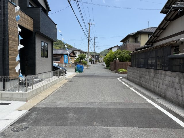 Adobeー小倉南区中吉田3丁目４期　の前面道路含む現地写真|前面道路幅員約5.4メートルです。