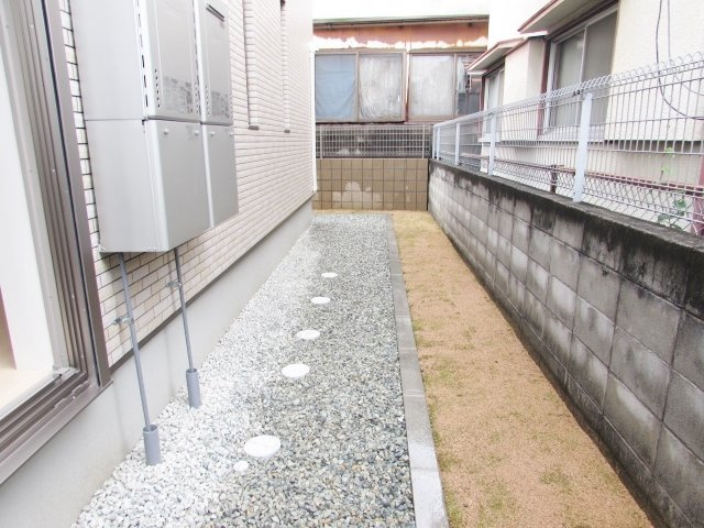 ラディエンス逆瀬川の庭