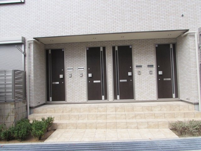 ラディエンス逆瀬川のエントランス