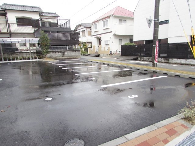 ラディエンス逆瀬川の駐車場