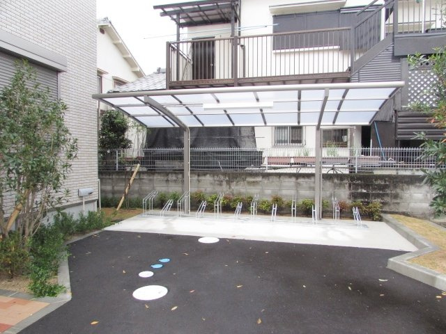 ラディエンス逆瀬川の駐車場