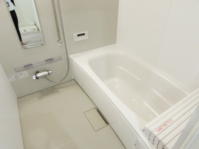 ラディエンス逆瀬川の浴室