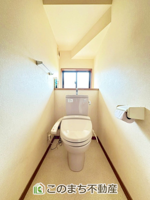 【トイレ】 | 宇都宮市立伏町戸建 | 小窓から換気ができて清潔なトイレスペース☆温水洗浄便座搭載です！
