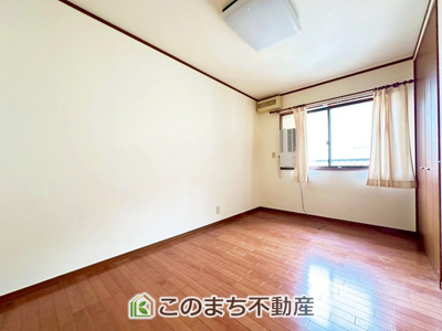 【洋室】 | 宇都宮市立伏町戸建 | 陽光がふんだんに降り注ぐお部屋です。陽だまりの空間で、プライベートなお家時間も快適にお過ごしいただけます♪
