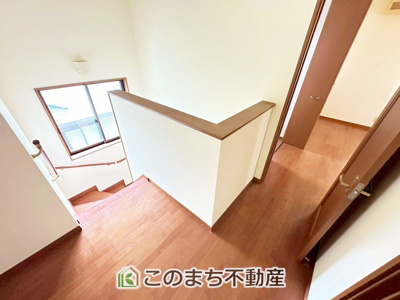【内装】 | 宇都宮市立伏町戸建 | 手すり付きで小さなお子様にも安心の階段スペースです☆
