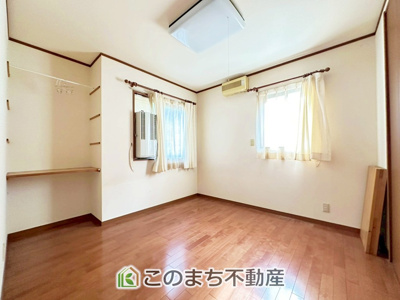 【洋室】 | 宇都宮市立伏町戸建 | 柔らかい陽光が差し込む明るいお部屋を演出する設計。彩光の取れる窓が気持ちの良いお部屋を創り上げます。
