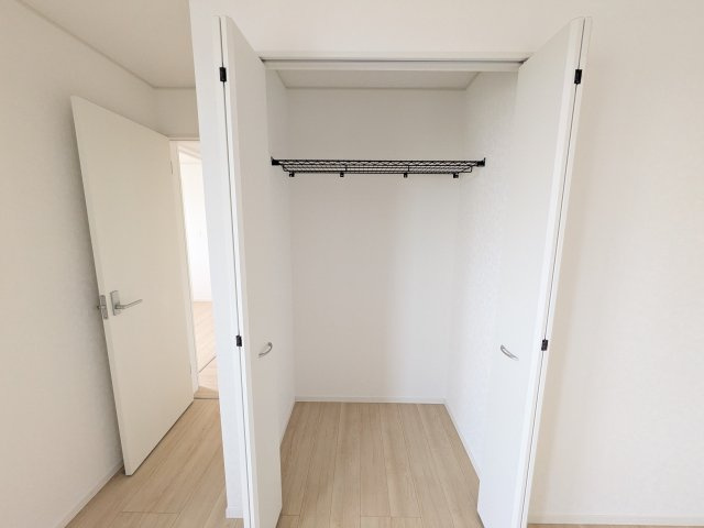 石岡市鹿の子　第1　新築戸建て　１号棟の収納|大容量のクローゼットを完備。衣類から季節家電までスッキリ片付き、空間を有効活用できます。