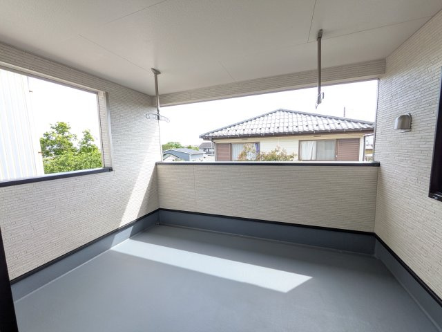 石岡市鹿の子　第1　新築戸建て　１号棟のバルコニー|人気のインナーバルコニー。室内と一体感があり、雨の日のお子様の遊び場や、ペットの安全な外気浴スペースにも最適です♪