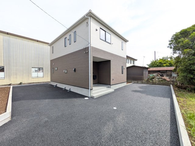 石岡市鹿の子　第1　新築戸建て　１号棟の前面道路含む現地写真|写真だけでは伝わらない快適さを、ぜひ現地で体感しませんか？
即日見学可能です！平日のご案内も可能です♪
お気軽にお問合せまたはお電話ください！
0297-86-8370まで【リアライズ不動産】