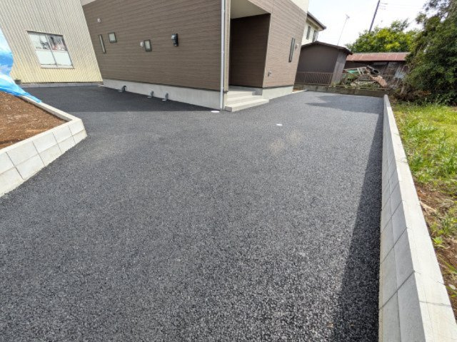 石岡市鹿の子　第1　新築戸建て　１号棟の駐車場|駐車6台以上可能で、出し入れしやすいゆとりのカースペース。
月々の駐車場代が不要な点も大きな魅力です。