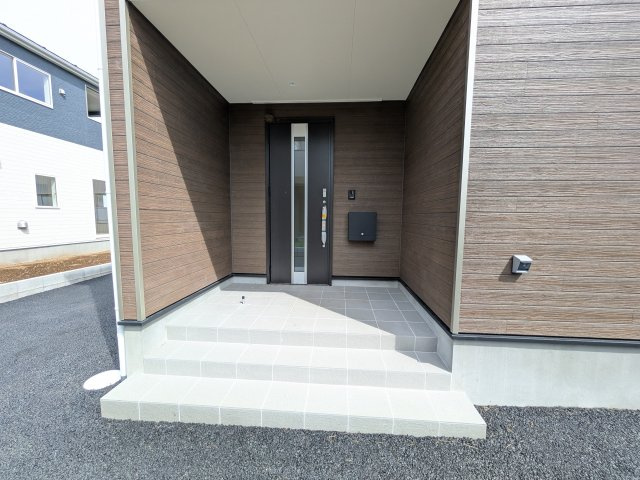 石岡市鹿の子　第1　新築戸建て　１号棟の玄関|玄関ドアはカードキーで開閉も楽々♪
スマホでの開錠と施錠も可能です！
玄関上部には人感センサー付きのダウンライトがあるので、夜間の帰宅時に自動で点灯してくれます♪
防犯対策面にも一役買ってくれます！