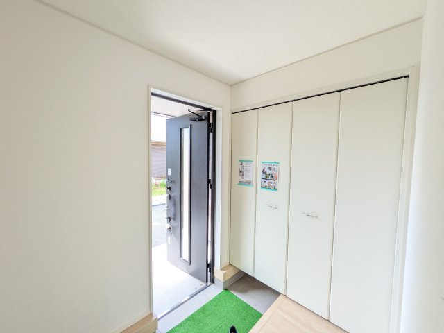 石岡市鹿の子　第1　新築戸建て　１号棟の玄関|家族全員の靴がスッキリ片付く大容量シューズボックス完備。お客様を気持ちよく迎えられる、明るく清潔感あふれる玄関です。
