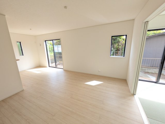 石岡市鹿の子　第1　新築戸建て　１号棟の居間・リビング|家族の会話が自然と弾む、広々としたゆとりのLDK。南西向きの窓からたっぷりの光が射し込む明るく快適な空間です。
