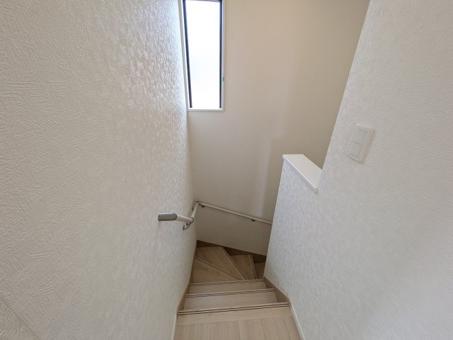 石岡市鹿の子　第1　新築戸建て　１号棟の内装|窓付きで明るい階段は、手すり付きでお子様からご年配の方まで安心して上り下りができます♪