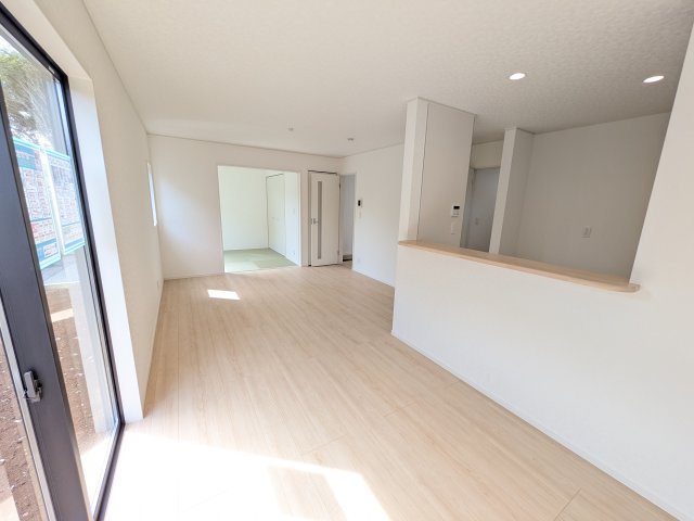 石岡市鹿の子　第1　新築戸建て　１号棟の居間・リビング|居心地の良いデザインと機能性を両立。ご友人を招いたり、趣味を楽しんだり、様々なシーンで活躍する団らんの中心地です。