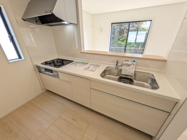 石岡市鹿の子　第1　新築戸建て　１号棟のキッチン|対面式カウンターでリビングとの一体感を演出。使いやすい動線と豊富な収納で、毎日の料理時間も快適に過ごせます。