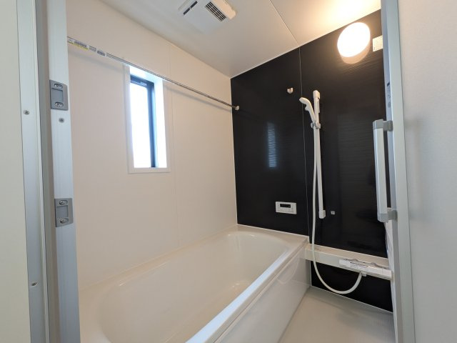 石岡市鹿の子　第1　新築戸建て　１号棟の浴室|1坪タイプのゆったりとしたバスルームは浴室暖房換気乾燥機付きで、どんな季節でも快適なバスタイムを満喫出来ます♪ 窓付きで明るく開放的なところも良いですね！