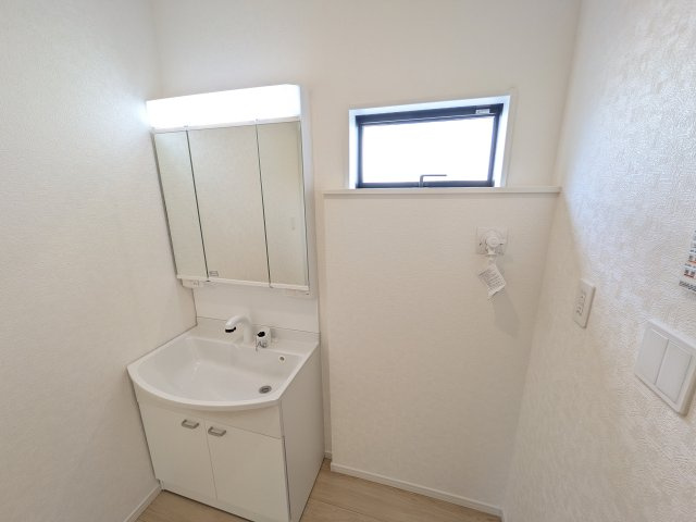 石岡市鹿の子　第1　新築戸建て　１号棟の独立洗面台|三面鏡の洗面化粧台はミラー扉の内側がすべて収納スペースになっており、収納力も魅力的です♪
ボックスティッシュも収納可能で、可変トレイは収納物に応じて高さ調整ができます！
取り外して洗えるので清潔です♪