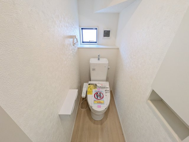 石岡市鹿の子　第1　新築戸建て　１号棟のトイレ|少ない水でもパワフルに洗浄する節水設計。清潔さと機能性を両立させた、毎日気持ち良く使えるトイレ空間です。