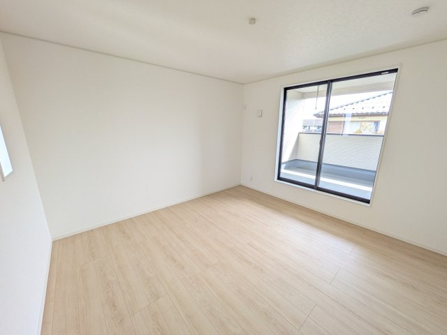 石岡市鹿の子　第1　新築戸建て　１号棟の洋室|バルコニーに面した明るい２面採光で、毎朝爽やかな光を感じられます。