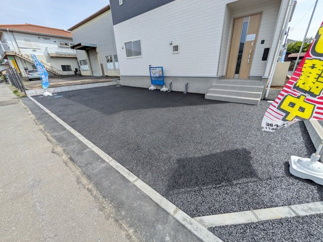 石岡市鹿の子　第1　新築戸建て　2号棟の駐車場|駐車2台可能で、出し入れしやすいゆとりのカースペース。
月々の駐車場代が不要な点も大きな魅力です。