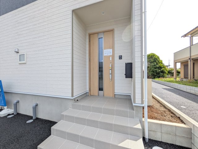 石岡市鹿の子　第1　新築戸建て　2号棟の玄関|玄関ドアはカードキーで開閉も楽々♪
スマホでの開錠と施錠も可能です！
玄関上部には人感センサー付きのダウンライトがあるので、夜間の帰宅時に自動で点灯してくれます♪
防犯対策面にも一役買ってくれます！