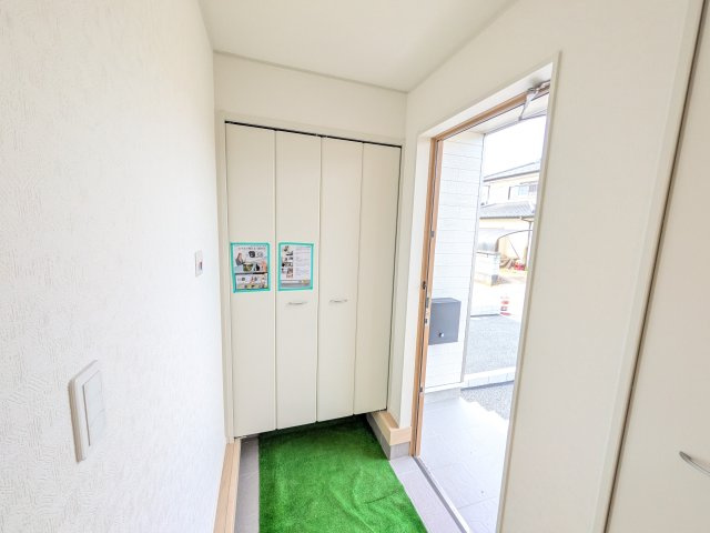 石岡市鹿の子　第1　新築戸建て　2号棟の玄関|家族全員の靴がスッキリ片付く大容量シューズボックス完備。お客様を気持ちよく迎えられる、明るく清潔感あふれる玄関です。