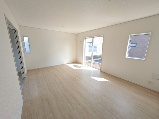石岡市鹿の子　第1　新築戸建て　2号棟の居間・リビング|家族の会話が自然と弾む、広々としたゆとりのLDK。南西向きの窓からたっぷりの光が射し込む明るく快適な空間です。