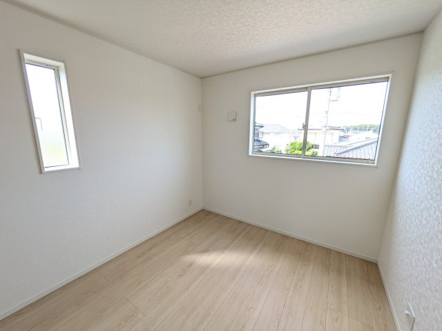 石岡市鹿の子　第1　新築戸建て　2号棟の洋室|陽当たりの良い明るい洋室です♪