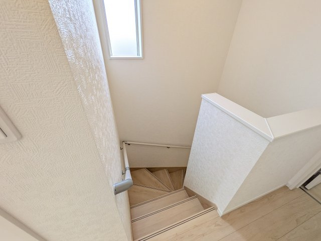 石岡市鹿の子　第1　新築戸建て　2号棟の内装|窓付きで明るい階段は、手すり付きでお子様からご年配の方まで安心して上り下りができます♪