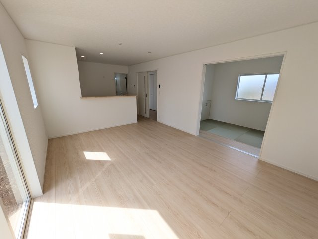 石岡市鹿の子　第1　新築戸建て　2号棟の居間・リビング|居心地の良いデザインと機能性を両立。ご友人を招いたり、趣味を楽しんだり、様々なシーンで活躍する団らんの中心地です。